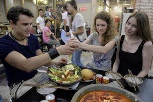 外国人吃火锅体验视频,外国人首次体验中国火锅的奇妙之旅